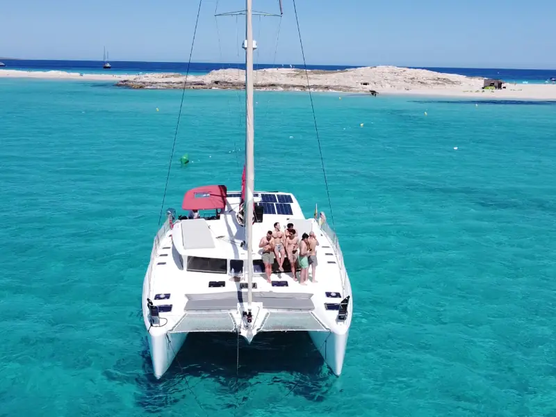 Salón y cocina equipados del catamarán CARAMBA